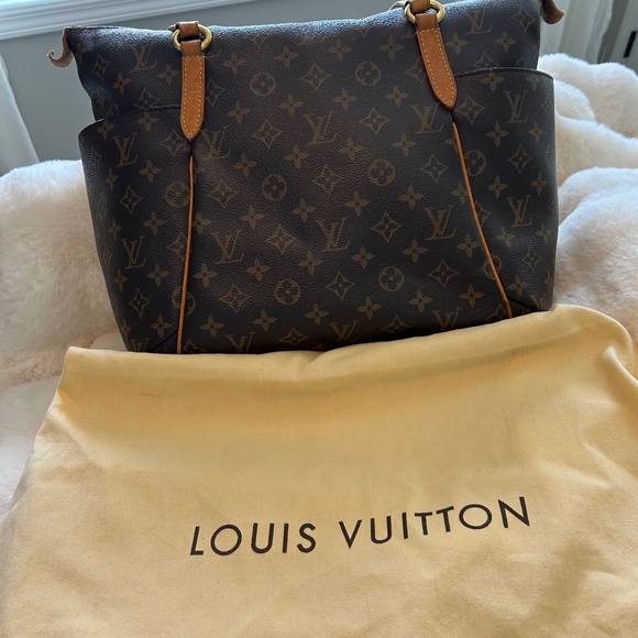 LV purse - Picture 1 of 9